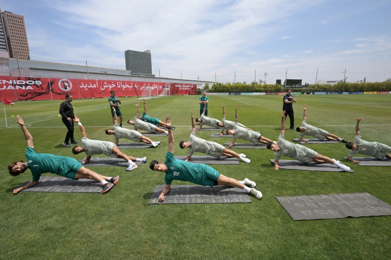 Les joueurs iraniens effectuent des exercices de gainage, lors de leur premier entraînement ouvert à la presse avant la Coupe du Monde de football, à Tijuana, au Mexique, le 11 juin 2026