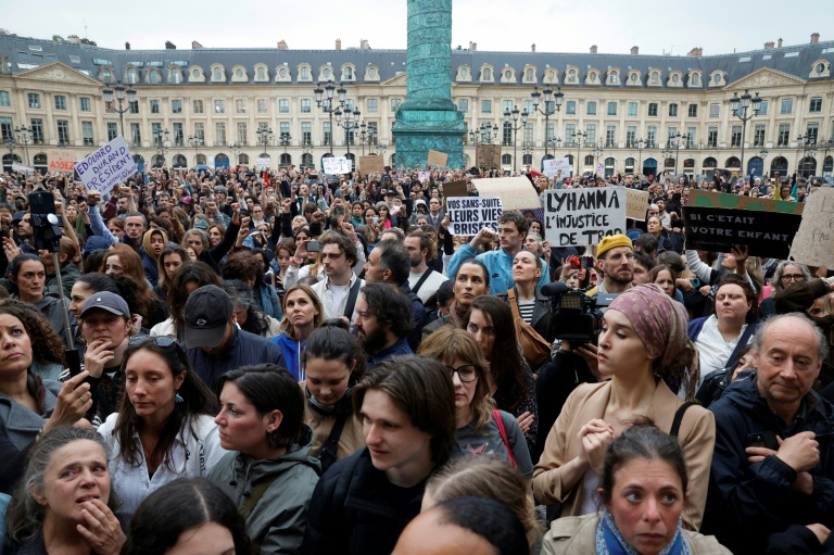 Des manifestants devant le ministère de la Justice à Paris pour réclamer le renforcement des lois contre les violences sexuelles, le 8 juin 2026