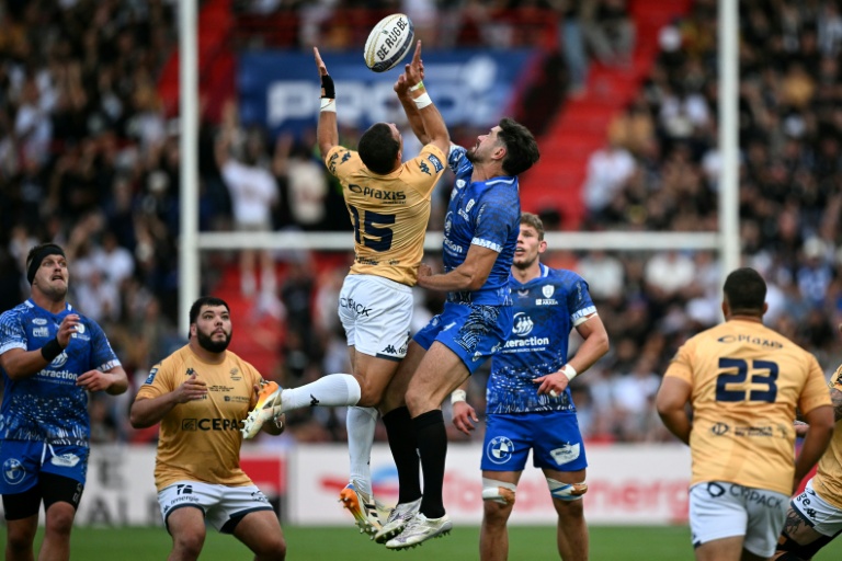 Lutte pour la conquête du ballon entre l'arrière provençal Manuel Vareiro (#15) et le centre vannetais Pierre Boudehent en finale de la Pro D2, le 6 juin 2026 à Toulouse