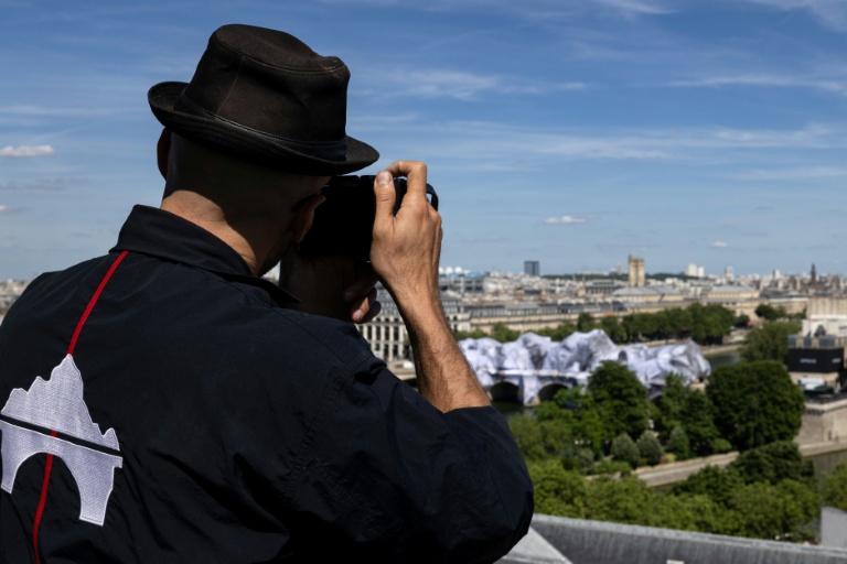 L'artiste français JR photographie sa dernière oeuvre la 