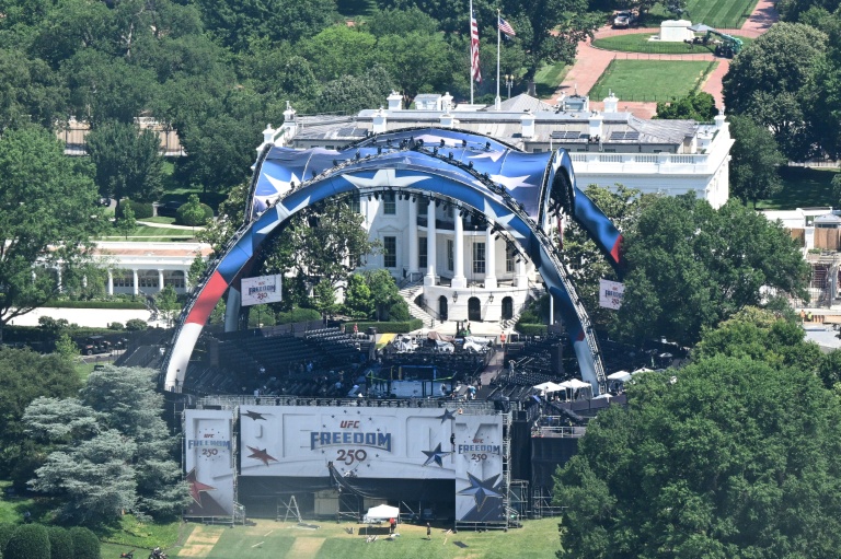 L'octogone et les tribunes installées sur la pelouse de la Maison Blanche, le 12 juin 2026, à deux jours de l'UFC Freedom 250, à Washington