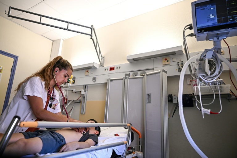 La docteure Barbara Lormeau examine un enfant au service des urgences pédiatriques du CHU de Montpellier, le 2 juin 2026 dans l'Hérault