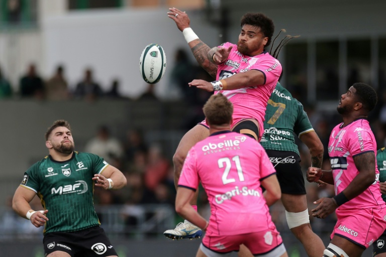 Le centre français du Stade Français, Tani Vili se bat pour un ballon en hauteur lors du match de Top 14 entre l'US Montauban et le Stade Français, disputé au Stade Sapiac de Montauban, le 16 mai 2026
