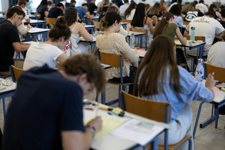 Des lycéens passent l'épreuve de philosophie du baccalauréat, le 15 juin 2026 à Quimper