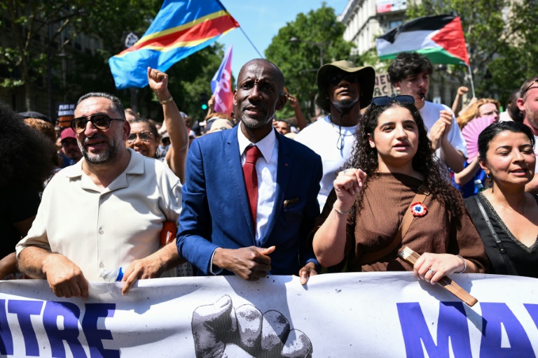 Le maire LFI de Saint-Denis, Bally Bagayoko (c), participe à une marche contre le racisme et l'extrême droite, le 21 juin 2026 à Paris