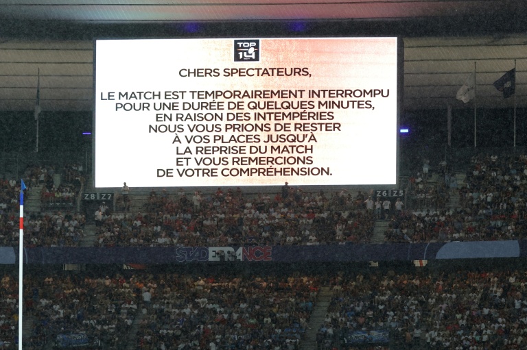 L'écran géant du Stade de France annonce l'interruption de la finale du Top 14 en raison d'un orage, le 27 juin 2026