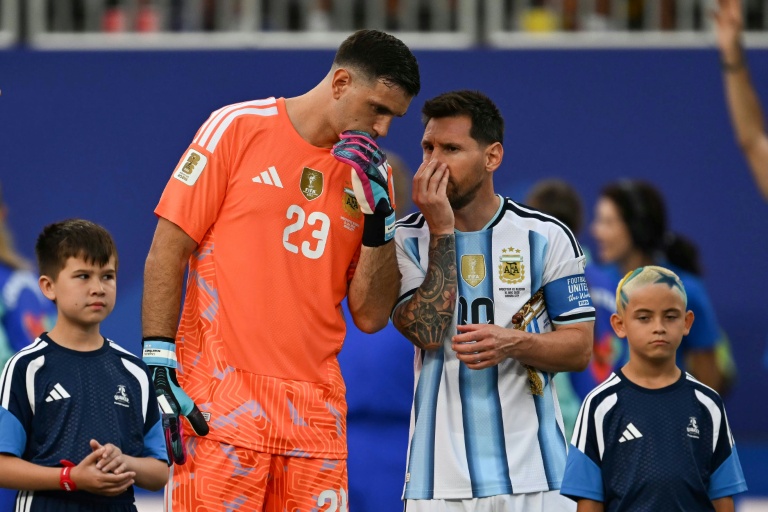 Le gardien argentin Emiliano Martinez en discussion avec son équipier Leo Messi llors du match du Mondial-2026 contre l'Algérie, le 16 juin 2026 à Kansas City
