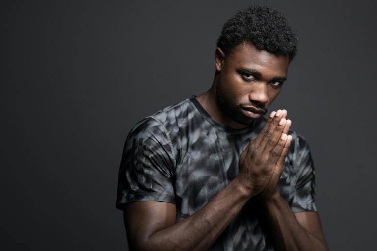 Noah Lyles pose en studio pour l'AFP le 25 juin 2026 à Paris.