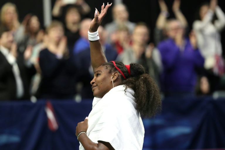 Serena Williams en communion avec les  supporters à l'issue d'un match de Fed Cup à Everett, Washington, le 8 février 2020