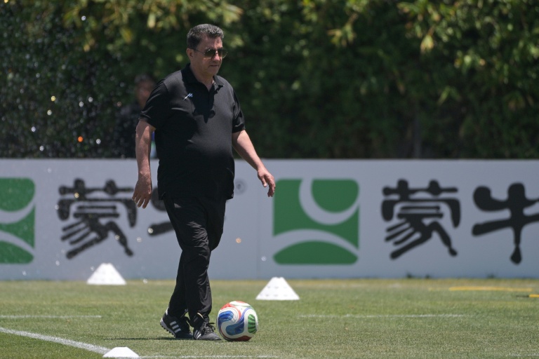Le sélectionneur de l'Iran Amir Ghalenoei participe à une séance d'entraînement, à Tijuana, le 19 juin 2026