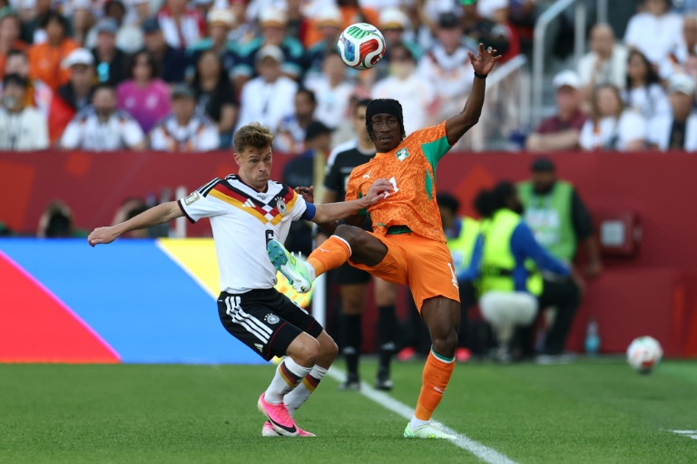 L'Allemand Joshua Kimmich (à gauche) et l'Ivoirien Yan Diomandé à la lutte en début du choc du groupe E entre la Mannschaft et les Ivoiriens le 20 juin 2026 à Toronto