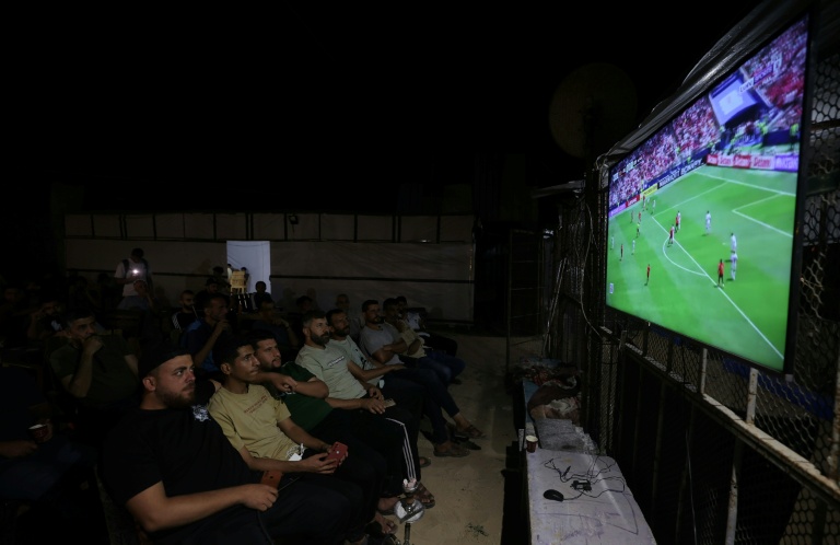 Des Palestiniens regardent le match Belgique-Egypte dans le quartier de Nousseirat à Gaza, le 15 juin  2026