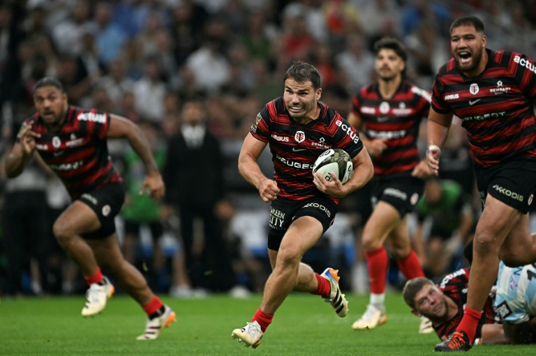 Antoine Dupont mène l'attaque de Toulouse en demi-finales du Top14 contre le Racing 92, le 19 juin 2026 à Marseille