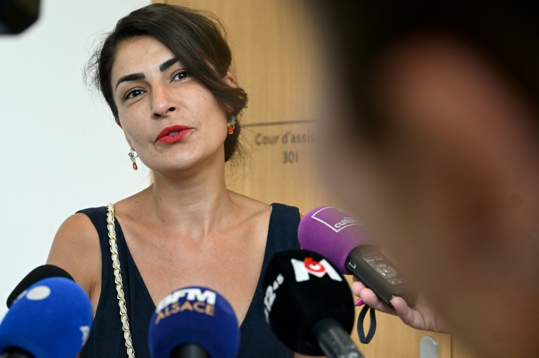 L'avocate Sendegul Aras, représentant six plaignantes, s'adresse aux journalistes à l'ouverture du procès de Pierre Garitte, ostéopathe accusé de viols et d'agressions sexuelles sur 29 de ses patientes, au tribunal de Strasbourg, le 1er juin 2026 dans le Bas-Rhin