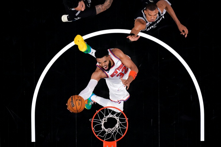 Karl-Anthony Towns marque un panier malgré la défense de Victor Wembanyama lors du match 1 de la finale NBA entre les New York Knicks et les San Antonio Spurs, le 3 juin 2026 à San Antonio