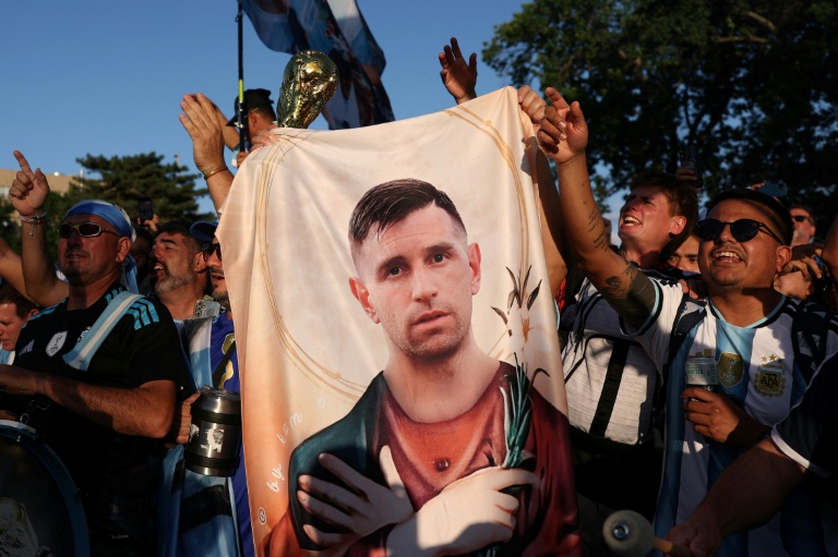 Des supporters argentins brandissent un drapeau à l'effigie du gardien Emiliano Martinez, le 15 juin 2026 à Kansas City, Missouri