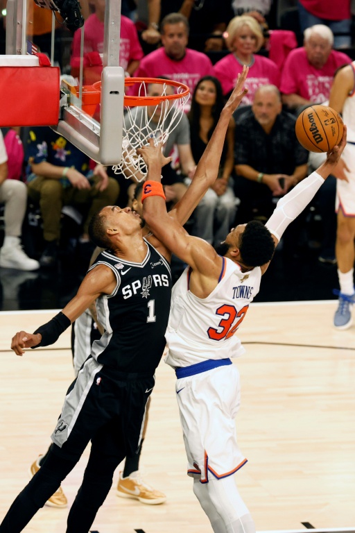 Karl-Anthony Towns (d.), le pivot dominicain des New York Knicks marque un panier, face à Victor Wembanyama (g.), l'ailier français des San Antonio Spurs, lors du premier match de la finale de la NBA 2026, à San Antonio, le 3 juin 2026
