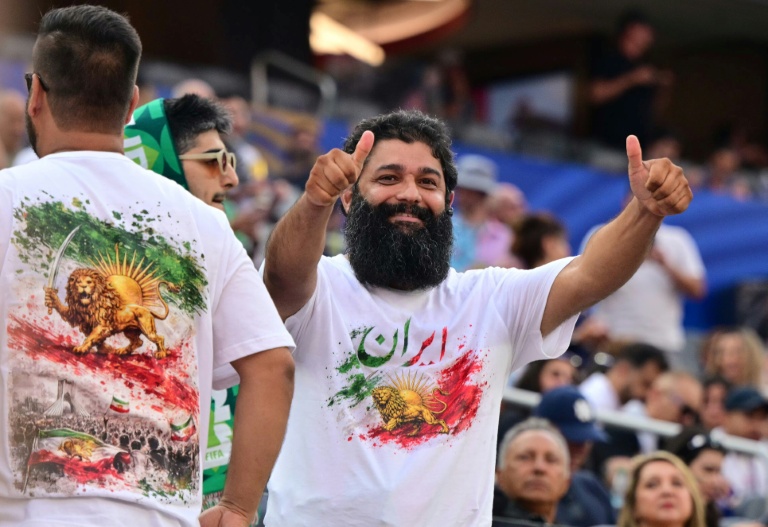 Des supporters iraniens arborent des t-shirts aux couleurs du drapeau utilisé par l'Iran avant la révolution islamique, à l'intérieur du SoFi Stadium à Inglewood, près de Los Angeles, le 15 juin 2026