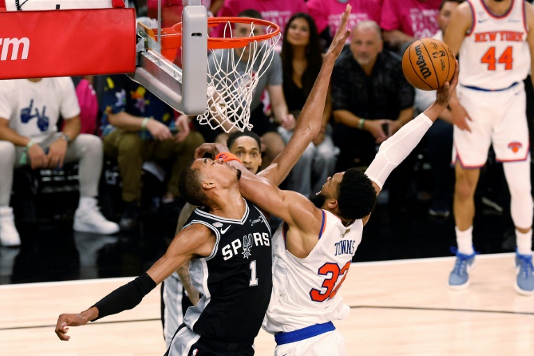 Karl-Anthony Towns tente un panier malgré la défense de Victor Wembanyama lors du match 1 de la finale NBA entre les New York Knicks et les San Antonio Spurs, le 3 juin 2026 à San Antonio