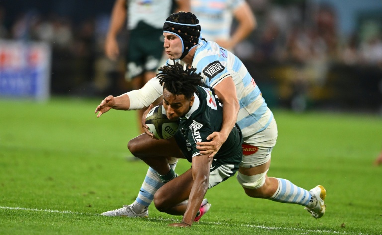 L'ailier palois Théo Attissogbe (G) lors de la défaite en barrage de Top 14 face au Racing 92 (33-31), le 13 juin 2026 au stade du Hameau de Pau