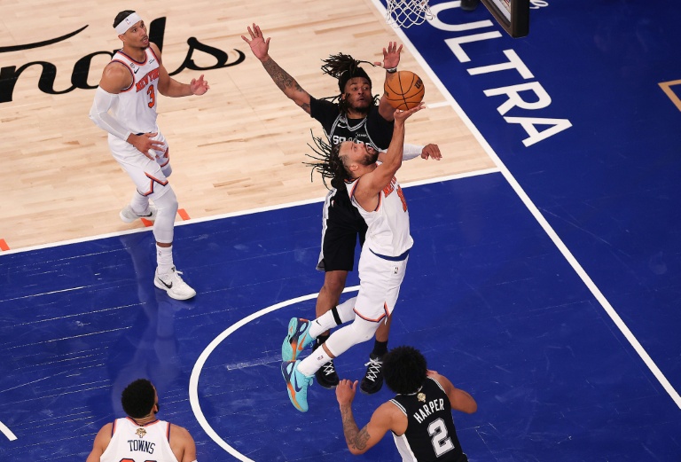 Jalen Brunson tente d'échapper à la défense de Stephon Castle lors de la victoire de San Antonio à New York au 3e match des finales NBA, le 8 juin 2026