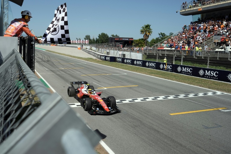Lewis Hamilton franchit en vainqueur la ligne d'arrivée du GP de Catalogne, dimanche.