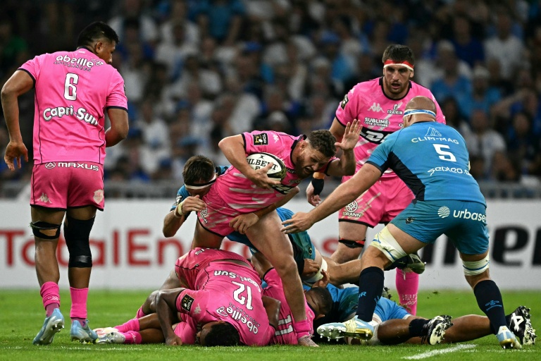 Le joueur du Stade français Tawera Kerr-Barlow essaye de s'échapper lors de la demi-finale du Top 14, finalement perdue contre Montpellier, le 20 juin 2026 à Marseille