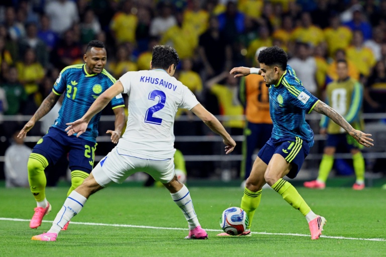 Le défenseur ouzbèke Abdukodir Khusanov face aux Colombiens Luis Diaz (G) et Jaminton Campaz (D), lors de la Coupe du monde, le 17 juin 2026 à Mexico