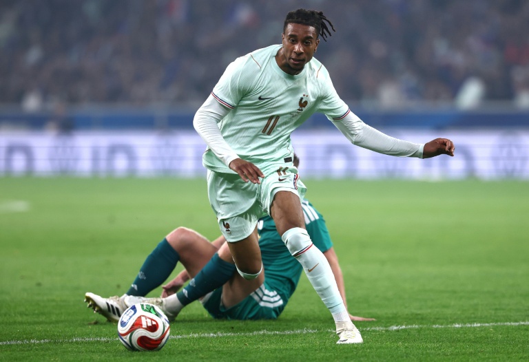 Michael Olise échappe au tacle d'un défenseur lors de la victoire de l'équipe de France contre l'Irlande du Nord (3-1), le 8 juin 2026 à Villeneuve-d'Ascq