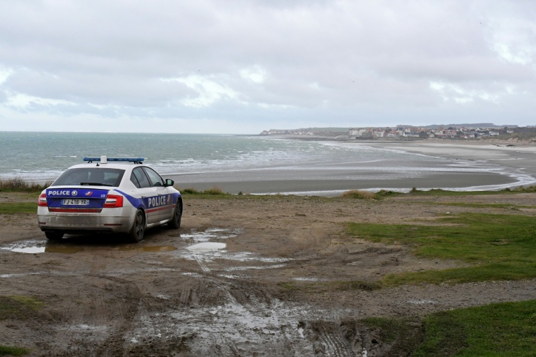 Des policiers patrouillent le 25 novembre 2021 près de la plage de Wimereux, dans le Pas-de-Calais, d'où des migrants partent pour traverser la Manche à bord de canots pneumatiques pour rejoindre l'Angleterre