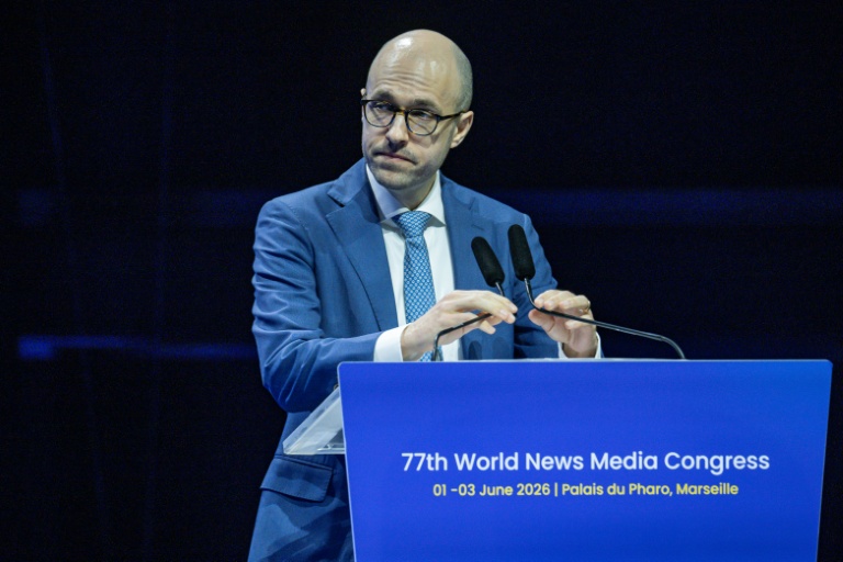 Le patron du New York Times, Arthur Gregg Sulzberger, s'exprime lors d'un congrès à Marseille le 1er juin 2026