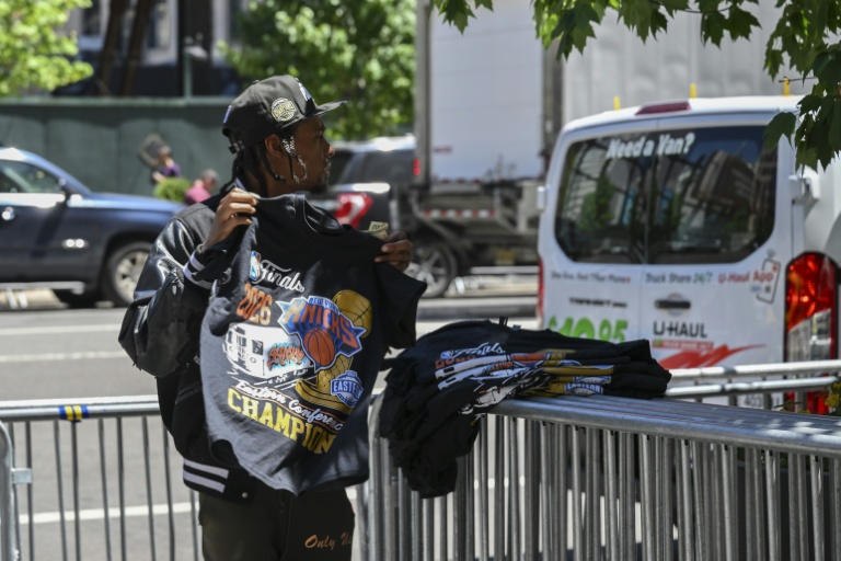 Un vendeur ambulant propose des vêtements floqués aux couleurs des Knick, à New York, le 2 juin 2026