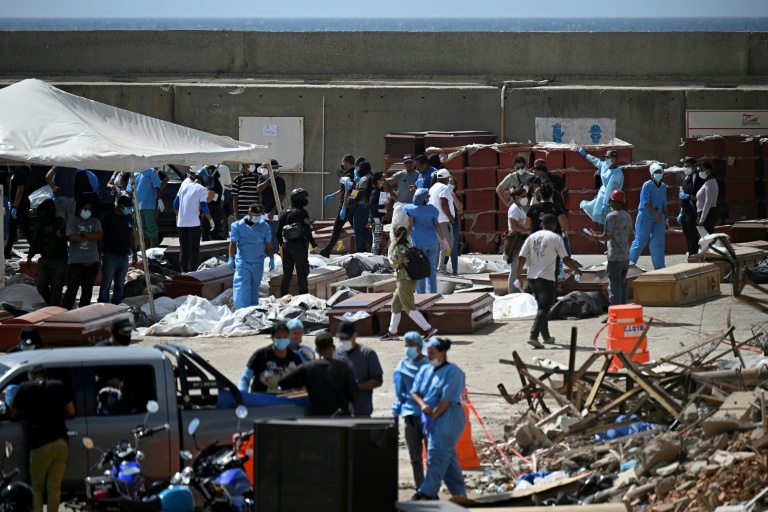 Des experts médicolégaux procèdent à l'identification de corps étendus au sol dans une morgue de fortune située dans le port de La Guaira, au Venezuela, le 29 juin 2026