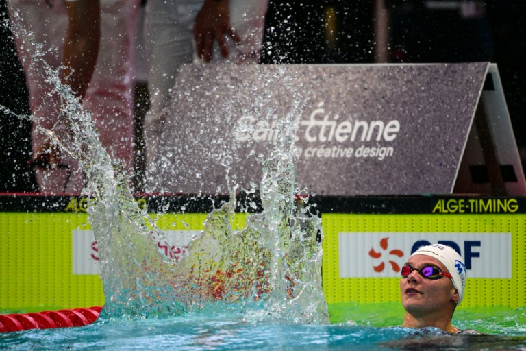 Marie Wattel aprè sa victoire en finale du 50 m papillon des championnats de France de natation le 28 juin 2026 à Saint-Etienne