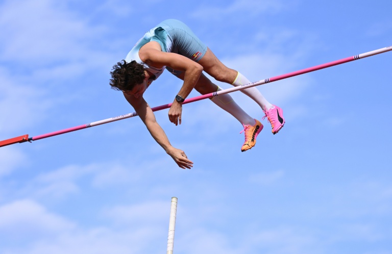 Le Suédois Mondo Duplantis pendant le concours de la perche du meeting de Stockholm, où il a subi sa première défaite depuisd près de trois ans, le 7 juin 2026