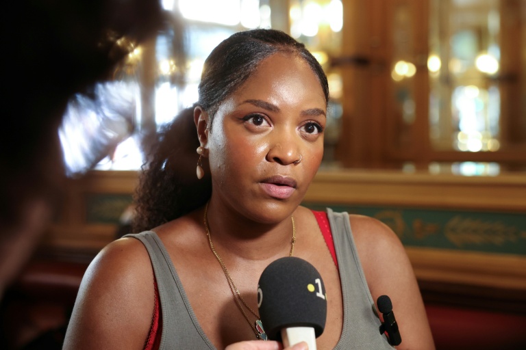 Lilith, membre du collectif Diasporas solidaires avec les victimes de l'empoisonnement colonial (Dsavec), parle aux journalistes après le non-lieu confirmé dans le scandale sanitaire du chlordécone, le 22 juin 2026 dans un café près du Palais de Justice à Paris