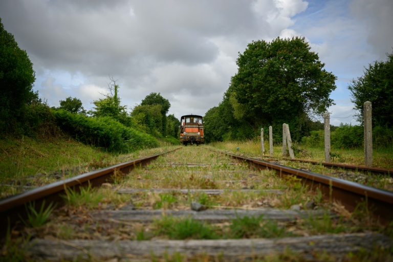 La locomotive le Tire-Bouchon entre Auray et Quiberon dans le Morbihan le 9 juin 2026