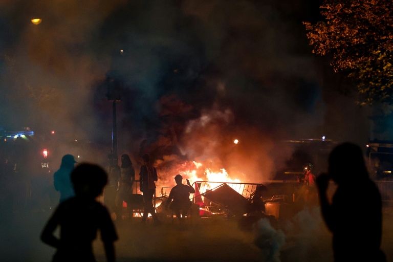 Une barricade enflammée près de l'Arc de Triomphe le 30 mai 2026 à Paris