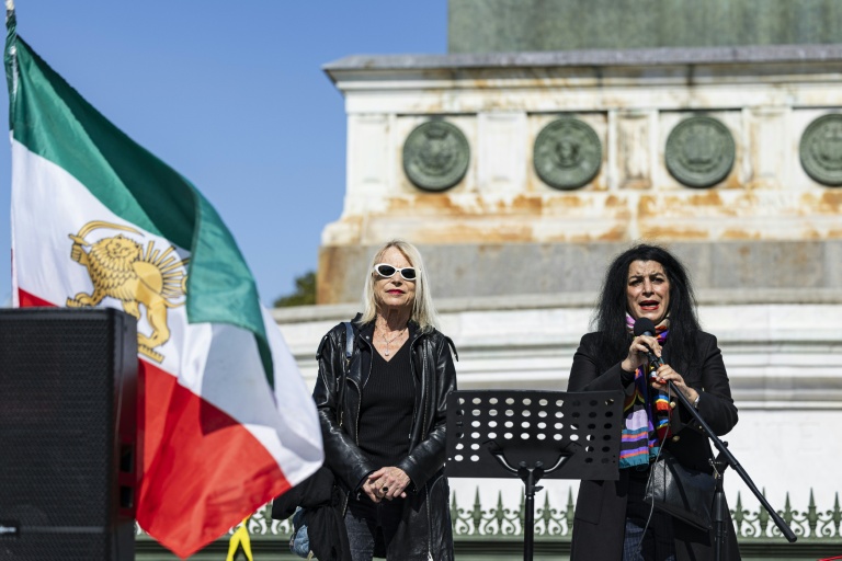 L'autrice franco-iranienne Marjane Satrapi (D) participe à Paris le 15 septembre 2024 à une manifestation pour le 2e anniversaire du mouvement de protestation populaire en Iran déclenché par la mort en détention de Mahsa Amini