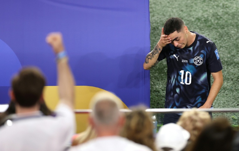 Miguel Almiron, le milieu offensif du Paraguay, après avoir reçu un carton rouge pour s'être couvert la bouche alors qu'il s'adressait à un adversaire lors du match du groupe D de la Coupe du monde 2026 opposant la Turquie au Paraguay, à Santa Clara, le 19 juin 2026