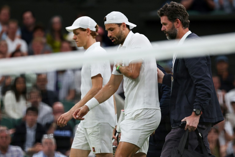 Le Bulgare Grigor Dimitrov (au centre) avait abandonné sur blessure lors de son match contre Jannik Sinner le 7 juillet 2025 à Wimbledon dans la banlieue de Londres