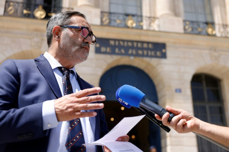 Le secrétaire général de la Ciivise, Denis Roth-Fichet, parle à la presse  après avoir remis le rapport de la Commission indépendante sur l’inceste et les abus sexuels sur enfants aux autorités ministérielles à Paris, le 15 juin 2026