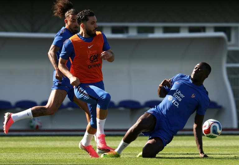 Le défenseur Dayot Upamecano (à droite) tacle l'attaquant Rayan Cherki lors d'un entraînement lundi à Clairefontaine, où les Bleus préparent le Mondial.