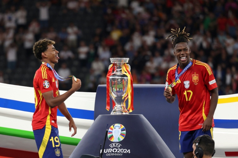 Les virevoltants ailiers espagnols Lamine Yamal et Nico Williams après le sacre de l'Espagne en finale de l'Euro-2024 face à l'Angleterre, le 14 juillet 2024 à Berlin