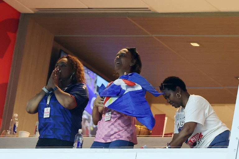 Ana Candida Evora (centre), mère du gardien cap-verdien Vozinha, assiste au match contre l'Uruguay le 21 juin 2026 à MIami