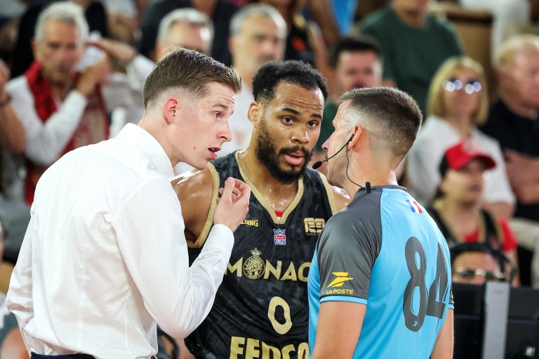 Le coach parisien Julius Thomas échange avec un arbitre sous le regard du Monégasque Elie Okobo lors du match 4 de la finale du championnat à Monaco, le 21 juin 2026