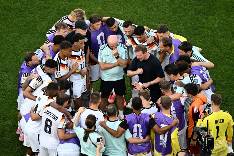 Le sélectionneur Julian Nagelsmann parle avec les joueurs de l'équipe d'Allemagne avant la séance de tirs au but contre le Paraguay en 16e de finale le 29 juin 2026 à Foxborough aux Etats-Unis