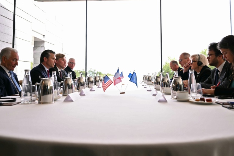 La ministre française des Armées Catherine Vautrin (D) et le secrétaire américain à la Défense Pete Hegseth (G) lors d'une réunion en marge des commémorations du débarquement en Normandie, le 6 juin 2026 à Colleville-sur-mer, dans le Calvados