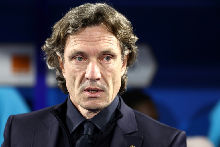 Le sélectionneur de l'équipe de France féminine de football Laurent Bonadei au stade de l'Abbé-Deschamps d'Auxerre le 18 avril 2026 en France
