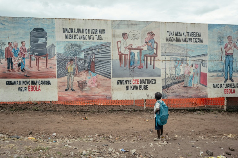Un enfant devant des affiches de prévention contre Ebola à Munigi en République démocratique du Congo le 2 juin 2026